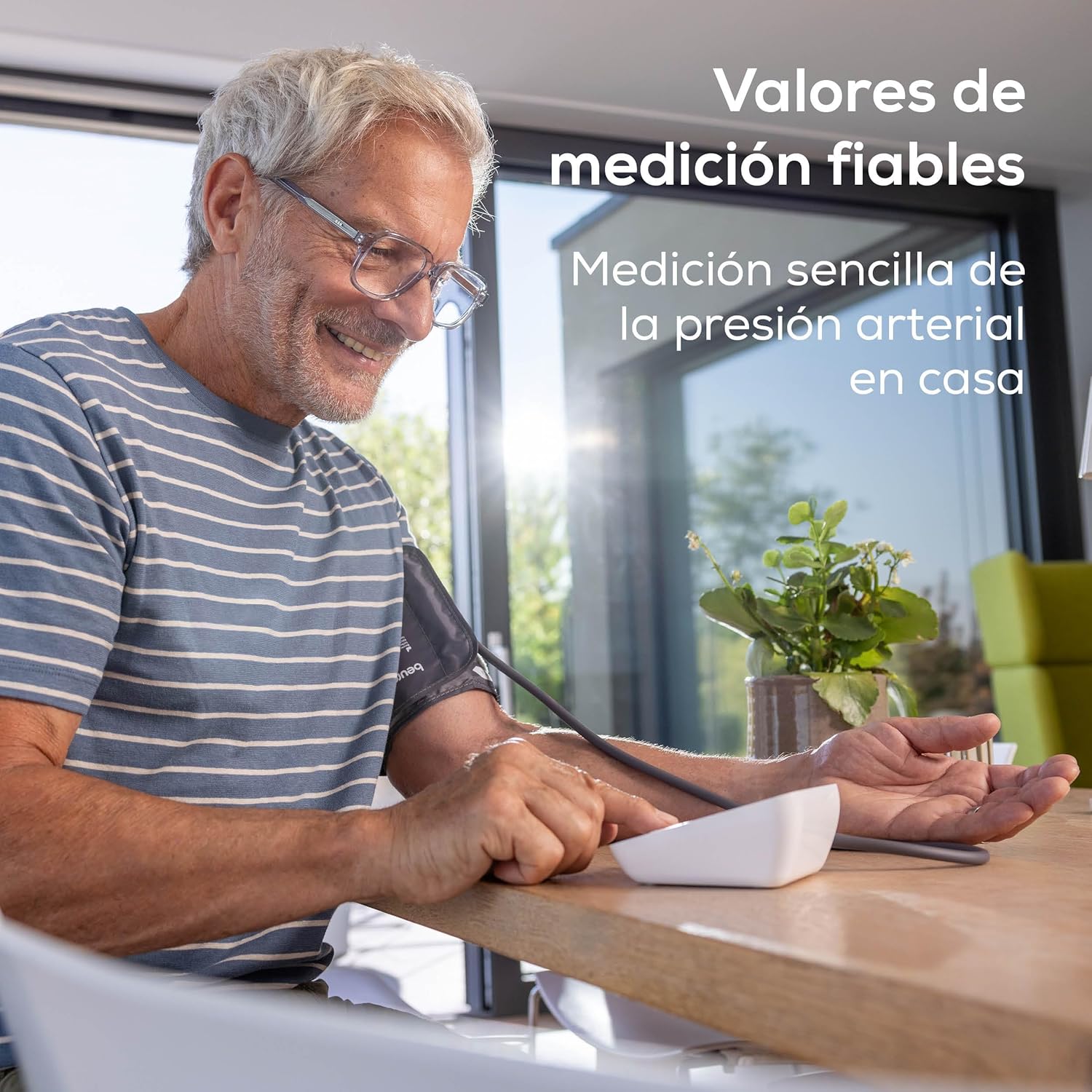 Tensiómetro Beurer BM 27 em uso — colocação correta do manguito